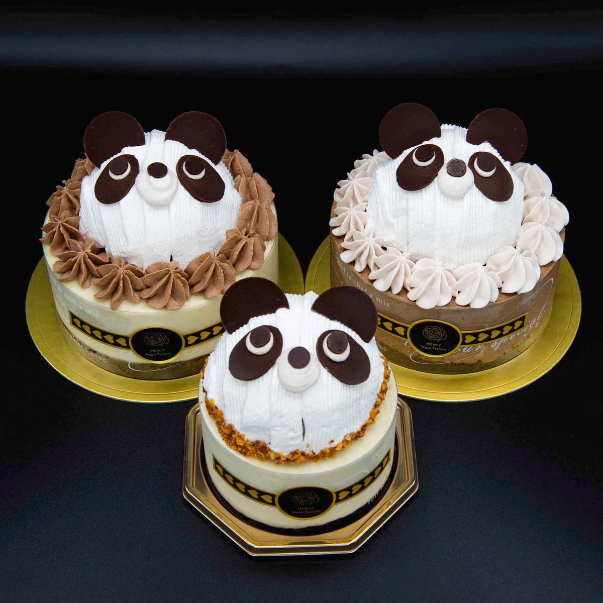 3種類のパンダケーキが並ぶ様子