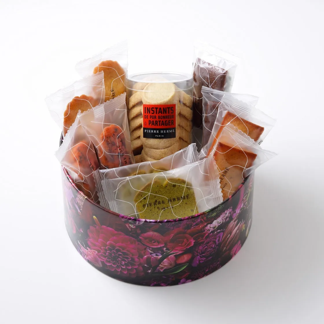 丸い限定ボックスに詰め合わされた焼き菓子のセット。フィナンシェやマドレーヌが美しく配置されている