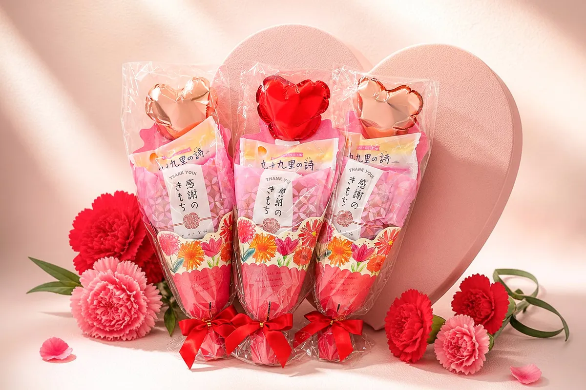 ハートの風船とお菓子を組み合わせた、花束のような華やかなブーケ風ラッピングギフト