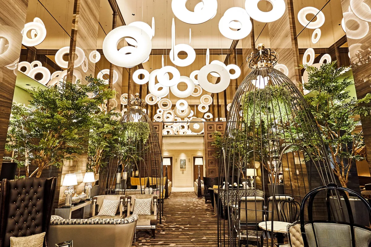 Cafe & Dining ZelkovAのラグジュアリーな店内