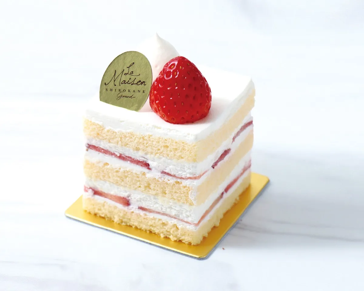 新鮮な苺がのった層の美しいショートケーキ