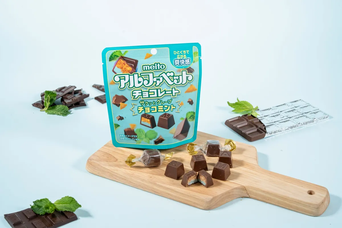 断面からミントが覗くアルファベットチョコ