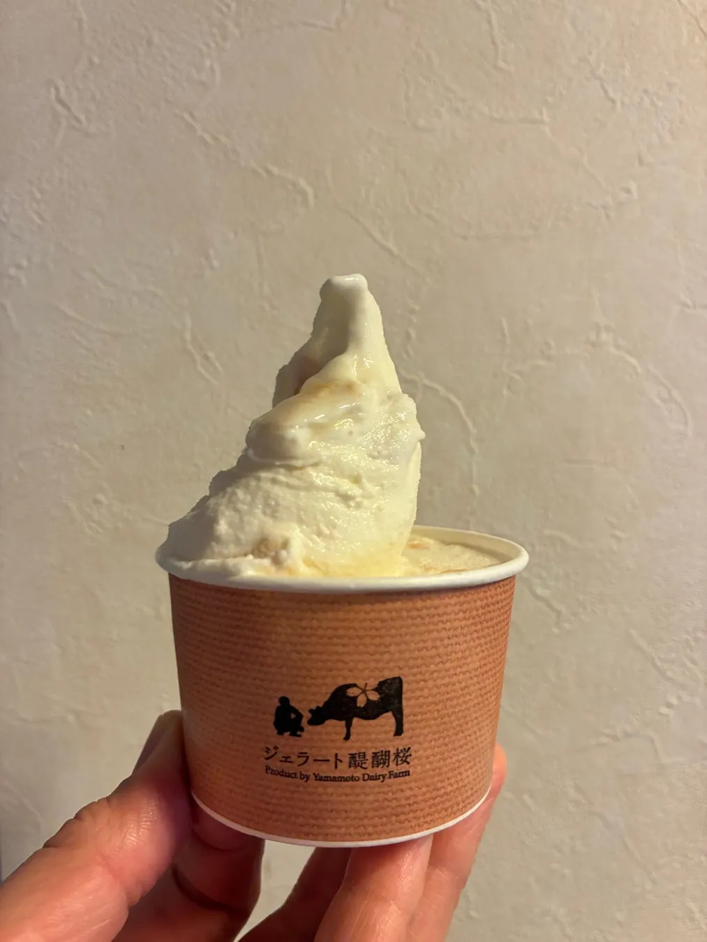 カップに盛り付けられた滑らかなレモンジェラート