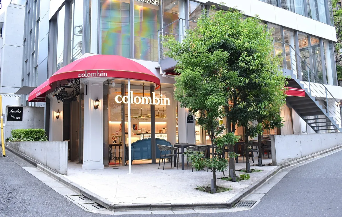 赤いオーニングが目印のコロンバン原宿サロンの店舗外観