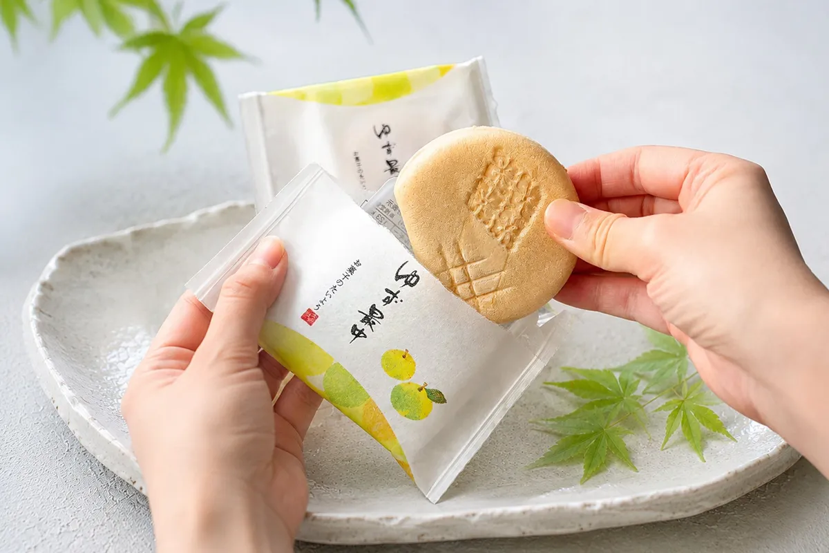 最中を割る様子
