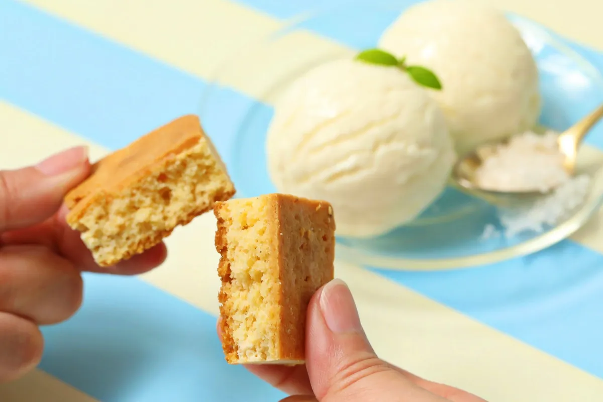 塩バニラブラウニーを割った断面。ザクザクしたチョコチップの質感が伝わる