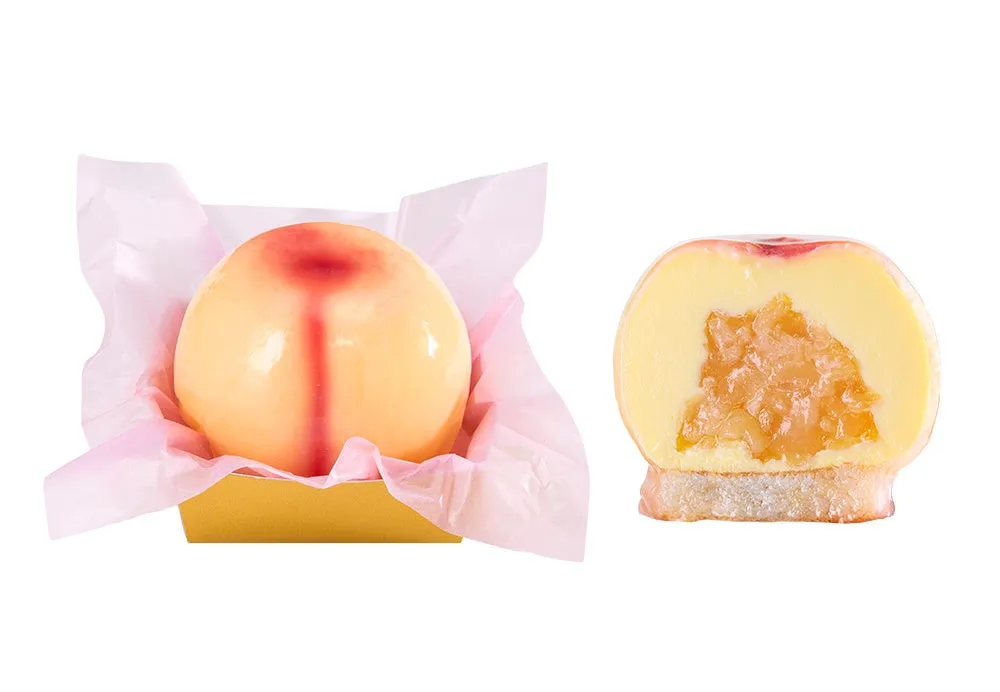 可愛らしくラッピングされた桃ケーキと断面の様子