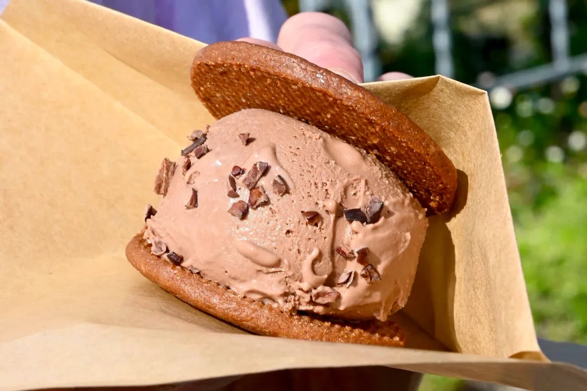 厚みのあるチョコレートアイスを挟んだ、食べ応え抜群のアイスサンド