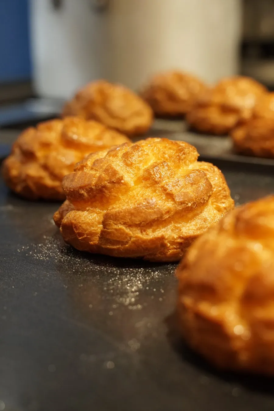 こんがりと焼き上がった香ばしいシュー生地