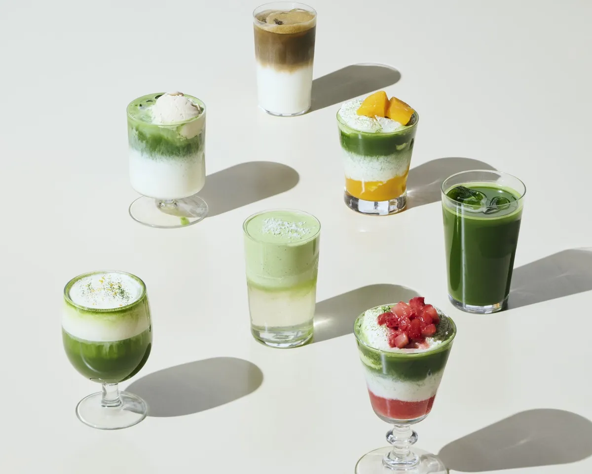 イチゴやマンゴーをトッピングした様々な抹茶ドリンクのラインナップ