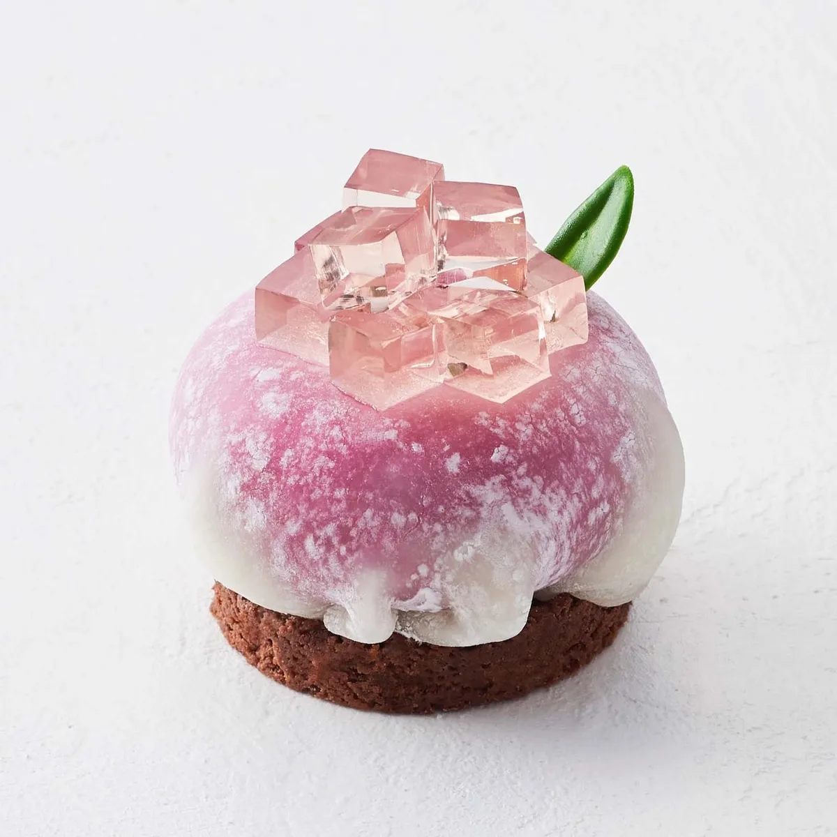 紫色のぎゅうひで包まれた期間限定の「紫陽花」