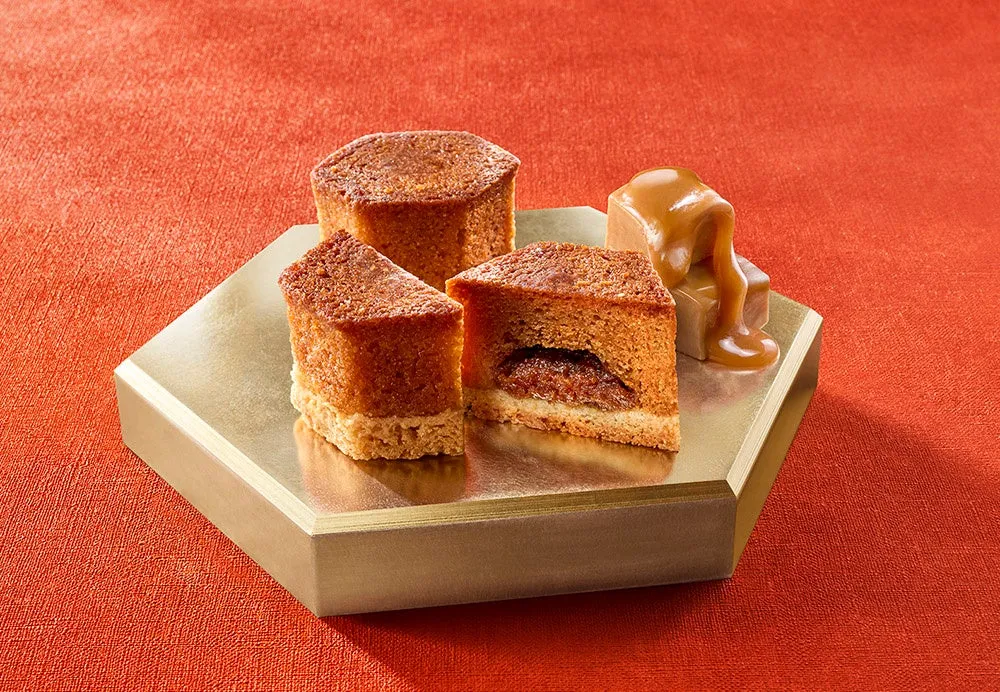 中にキャラメルフィリングが詰まった王冠型のケーキ