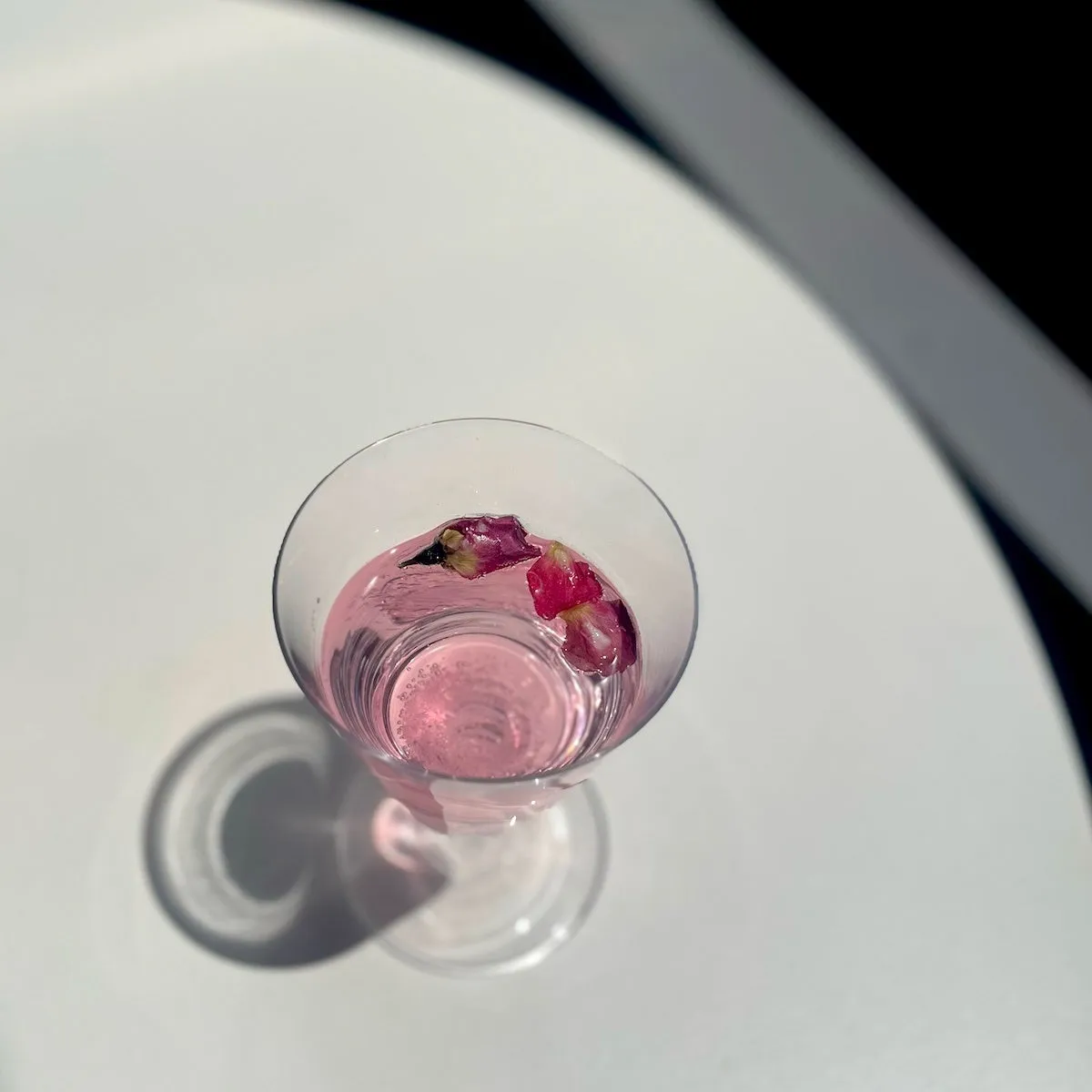 シャンパンに浮かぶ優雅な薔薇の砂糖菓子