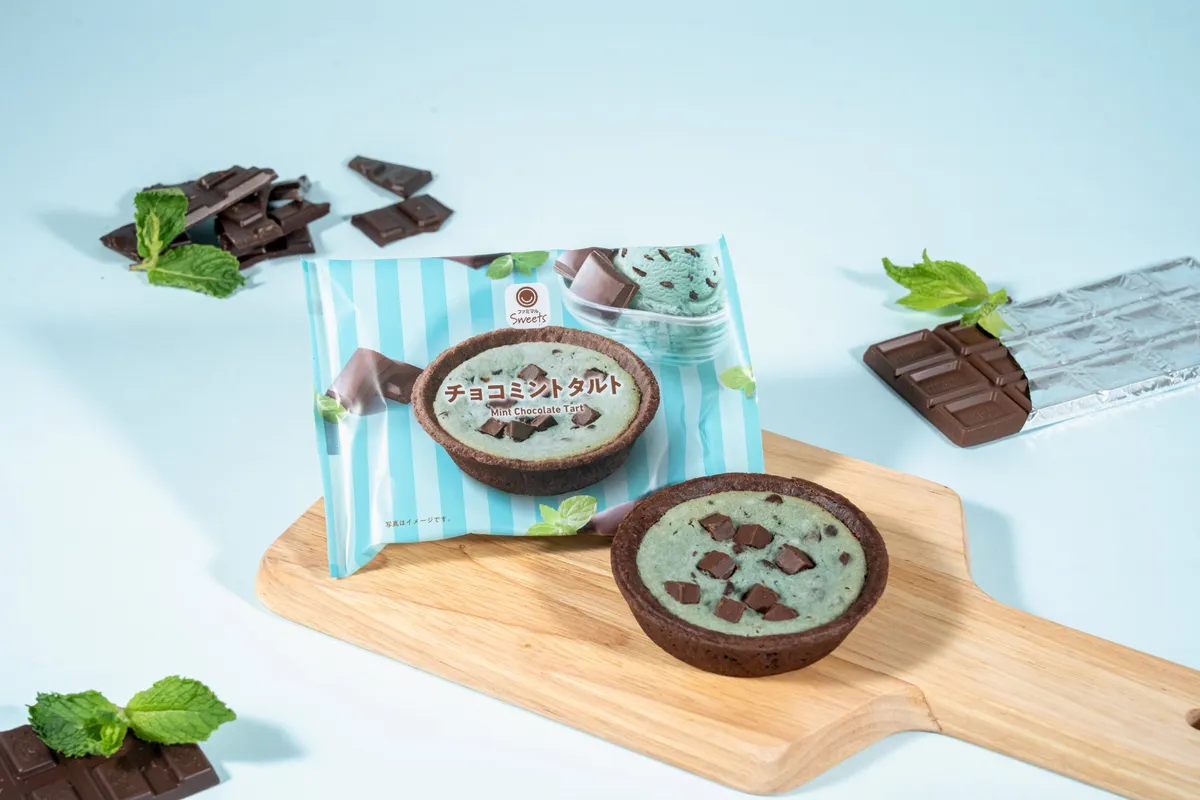 チョコチップがのった鮮やかなミントタルト