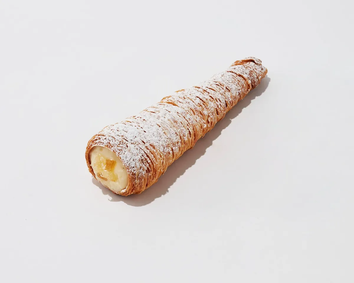 レモンクリームが詰まったサクサクのパイコルネ