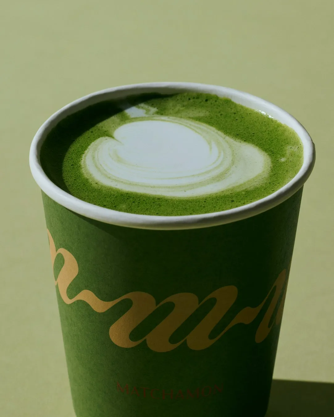 ハートのラテアートが施されたホット抹茶ラテ