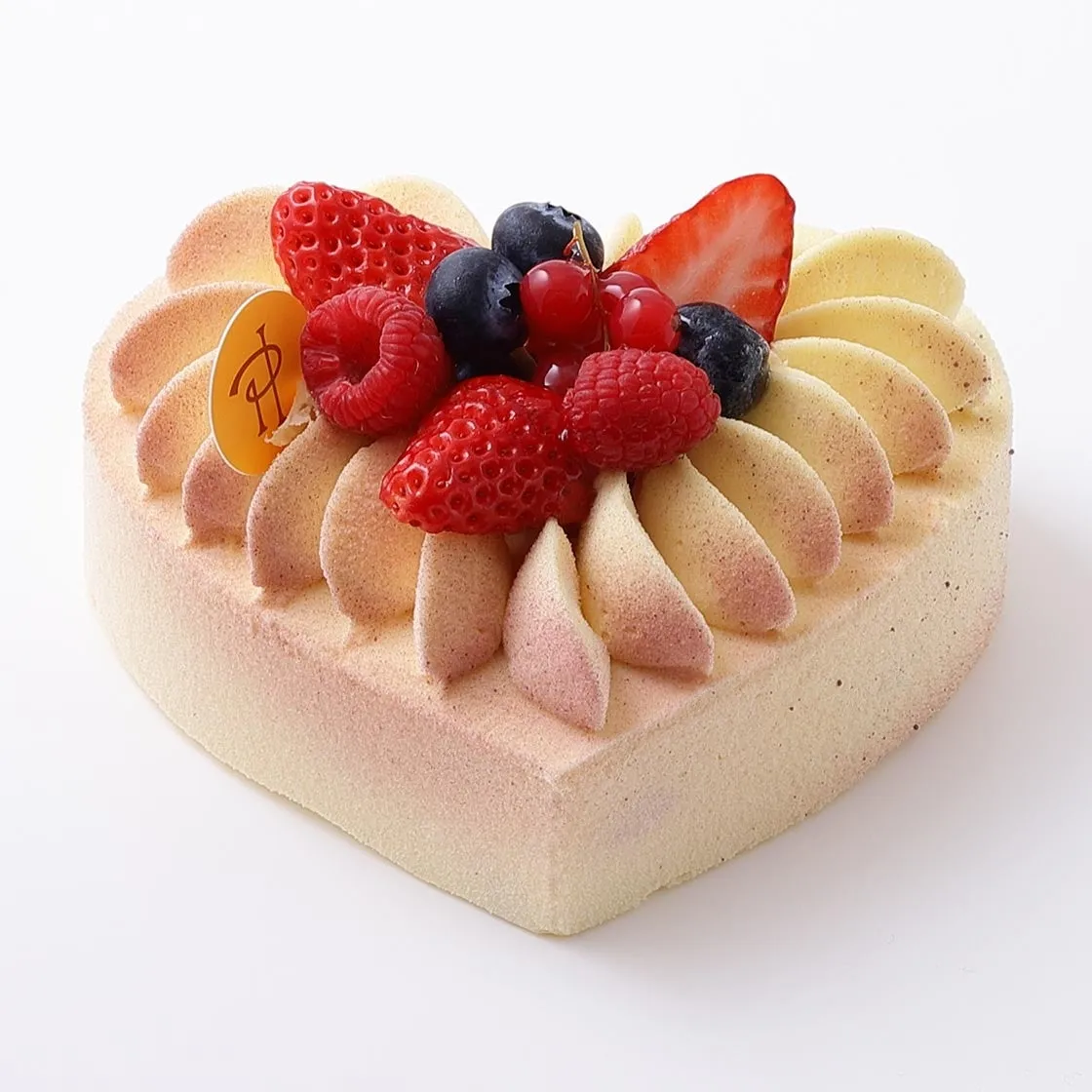 ハート型の限定ケーキ「クールアンヴィ」。ベリーがたっぷりと飾られた愛らしい見た目のアントルメ