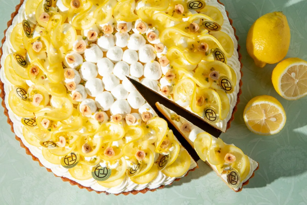 レモンスライスとナッツが飾られたタルトシトロン