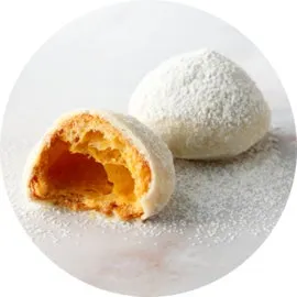 ピュアココ トーキョーの看板商品であるチョコがけシューの断面