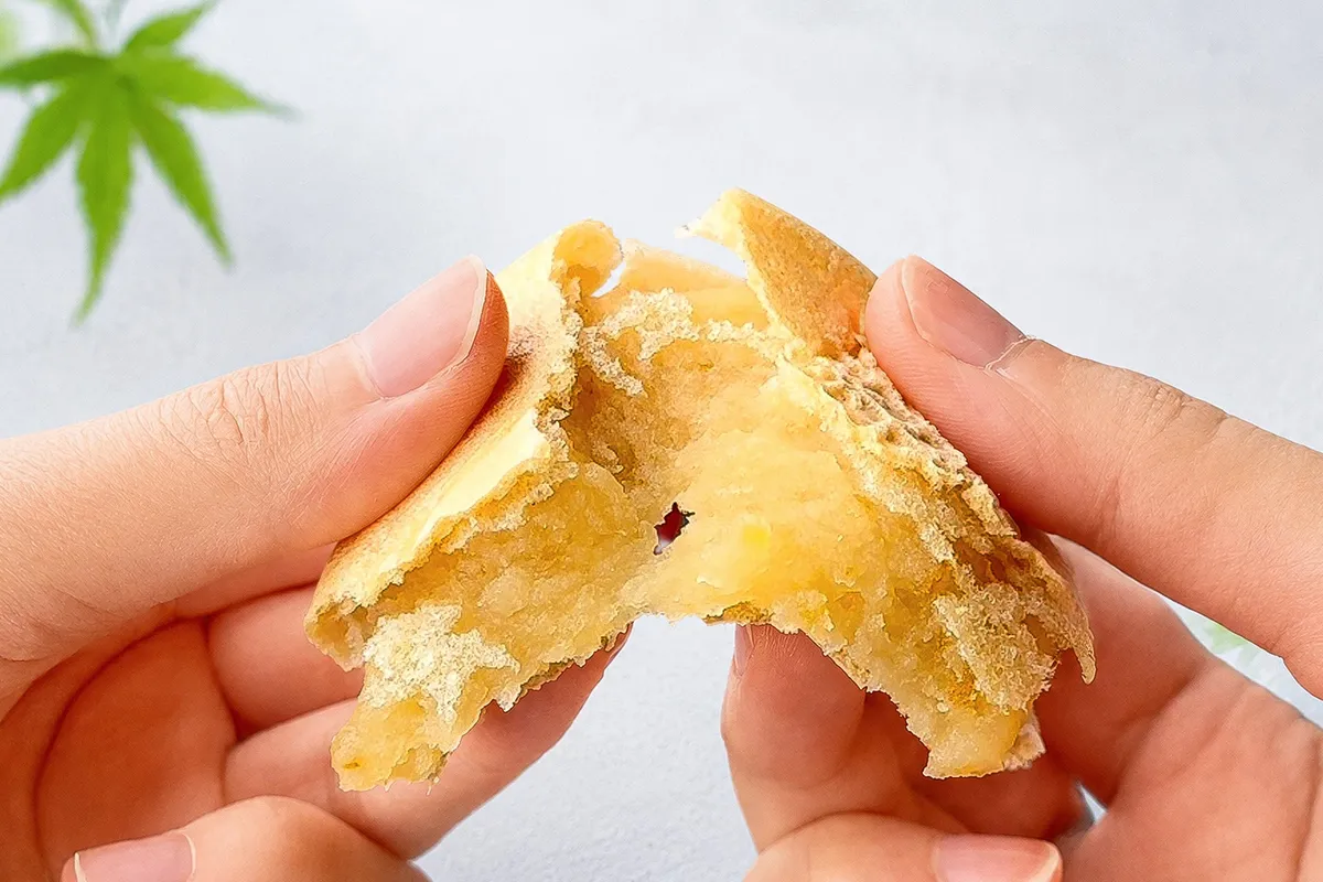 パッケージを持つ手