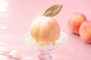 旬の国産桃を贅沢に!ピネードから「まるごと桃のケーキ」や予約限定の新作タルトが期間限定で登場