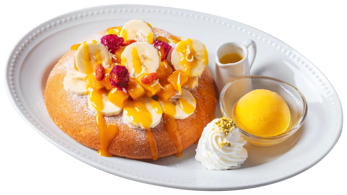 マンゴーとピタヤが彩る豪華なパンケーキプレート