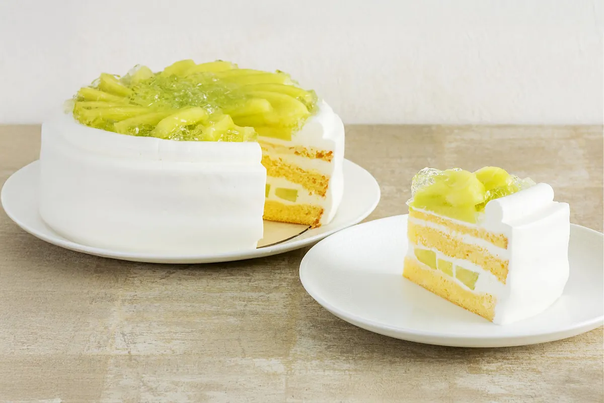 マスクメロンのショートケーキのホールとカット。みずみずしいメロンがたっぷりサンドされています。