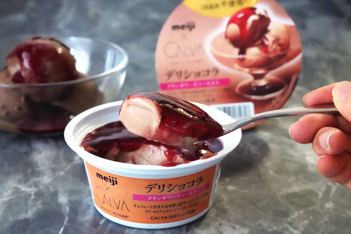 スプーンですくった濃厚なショコラアイスとフランボワーズソース