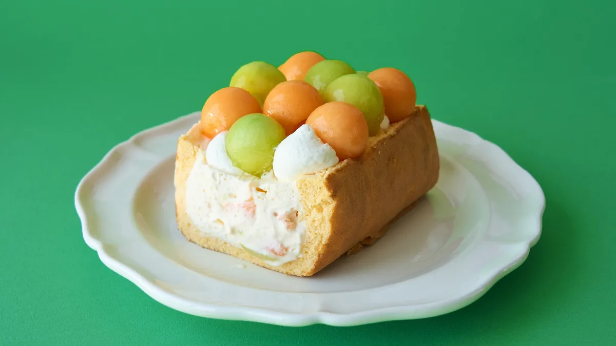 貴味メロンがたっぷり乗った限定ロールケーキ