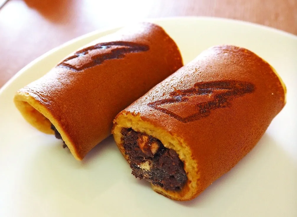 断面からチョコが覗くブラックサンダーあん巻き
