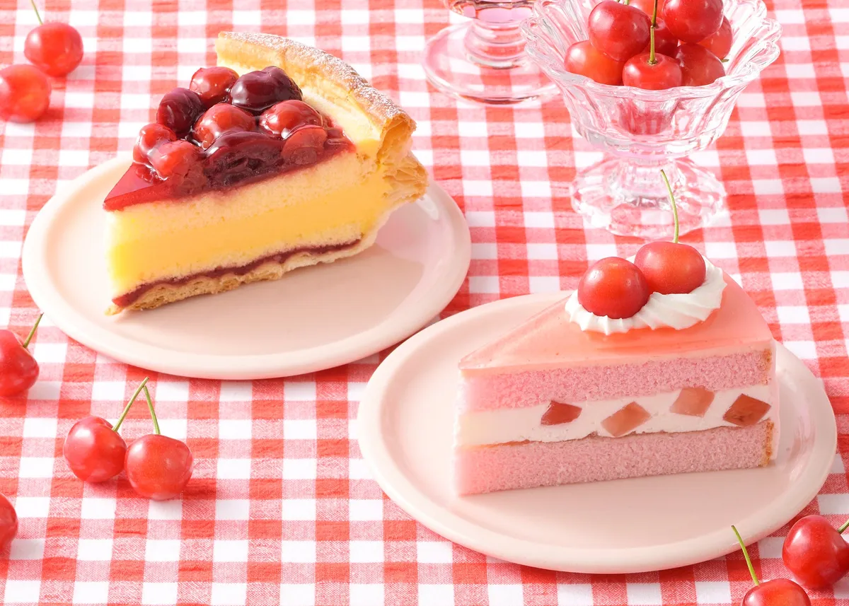 ギンガムチェックのテーブルに並ぶさくらんぼのショートケーキとチェリーパイ