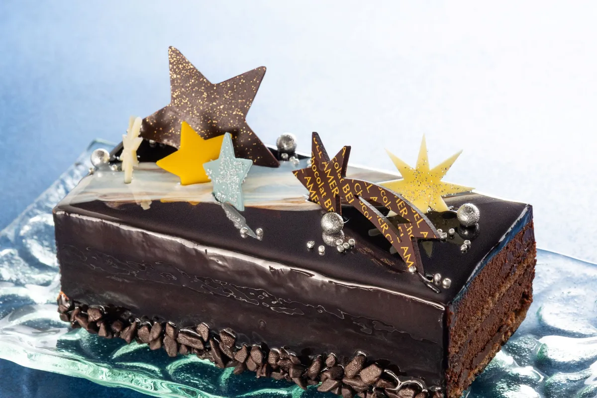 夜空に輝く星々と天の川をデコレーションで表現した華やかなチョコレートケーキ