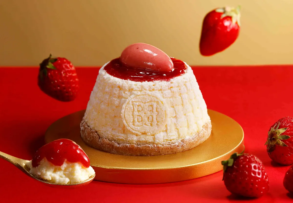 あまおう苺のバターメルティチーズケーキと新鮮な苺