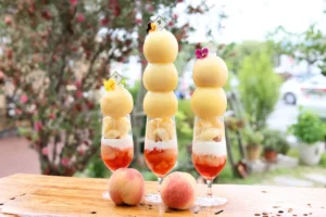「もももももものももパフェ」！？KingFarmCafeから完熟桃を最大3玉使った贅沢スイーツが登場