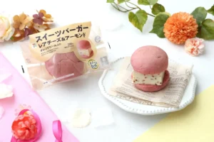 セブン新発売!ピンクの「スイーツバーガー レアチーズ&アーモンド」が可愛すぎて悶絶級♡