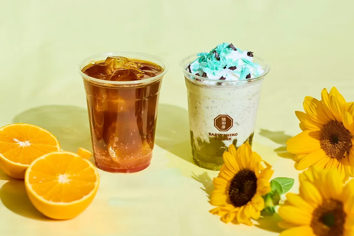 夏を彩る新作ドリンクとひまわりのディスプレイ