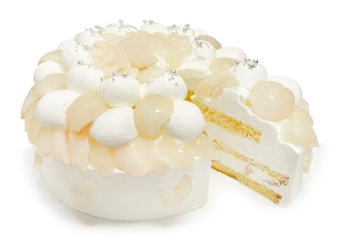生ライチを贅沢にあしらった、真っ白で美しいショートケーキ
