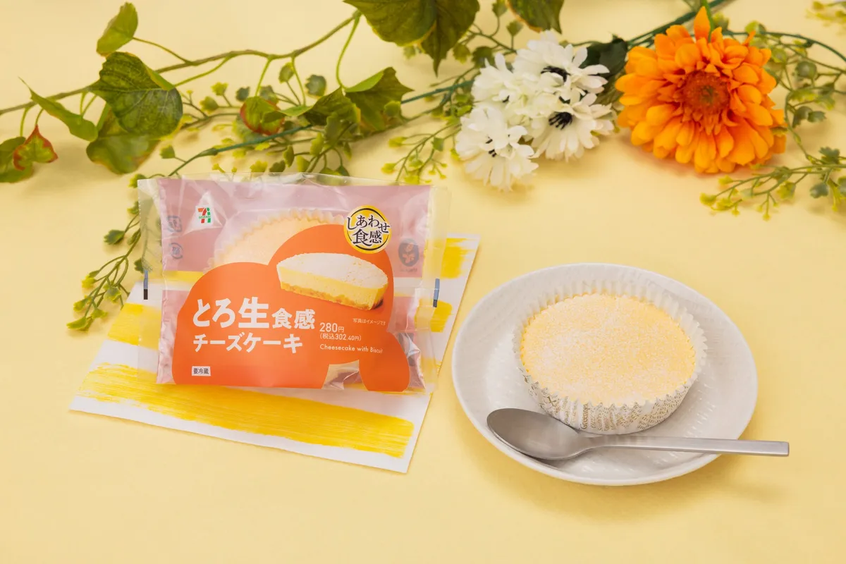 お花に囲まれた華やかなパッケージと、お皿に盛り付けられたとろ生食感チーズケーキ