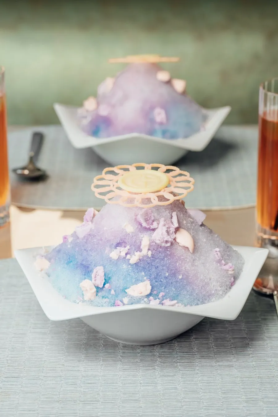 青と紫のグラデーションが美しいアルマーニ / カフェのかき氷。トップにはGAロゴのチョコが飾られています。