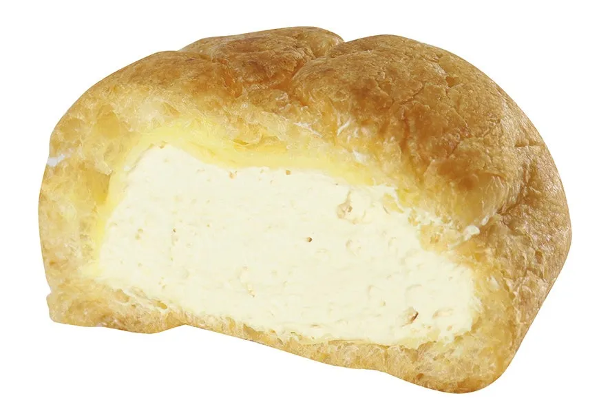 不二家のポムポムプリンシュークリームの断面。黄色のプリン風味クリームがぎっしり詰まっている様子