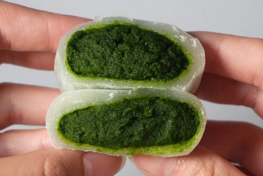 抹茶あんがぎっしり詰まったMAMIDORI大福