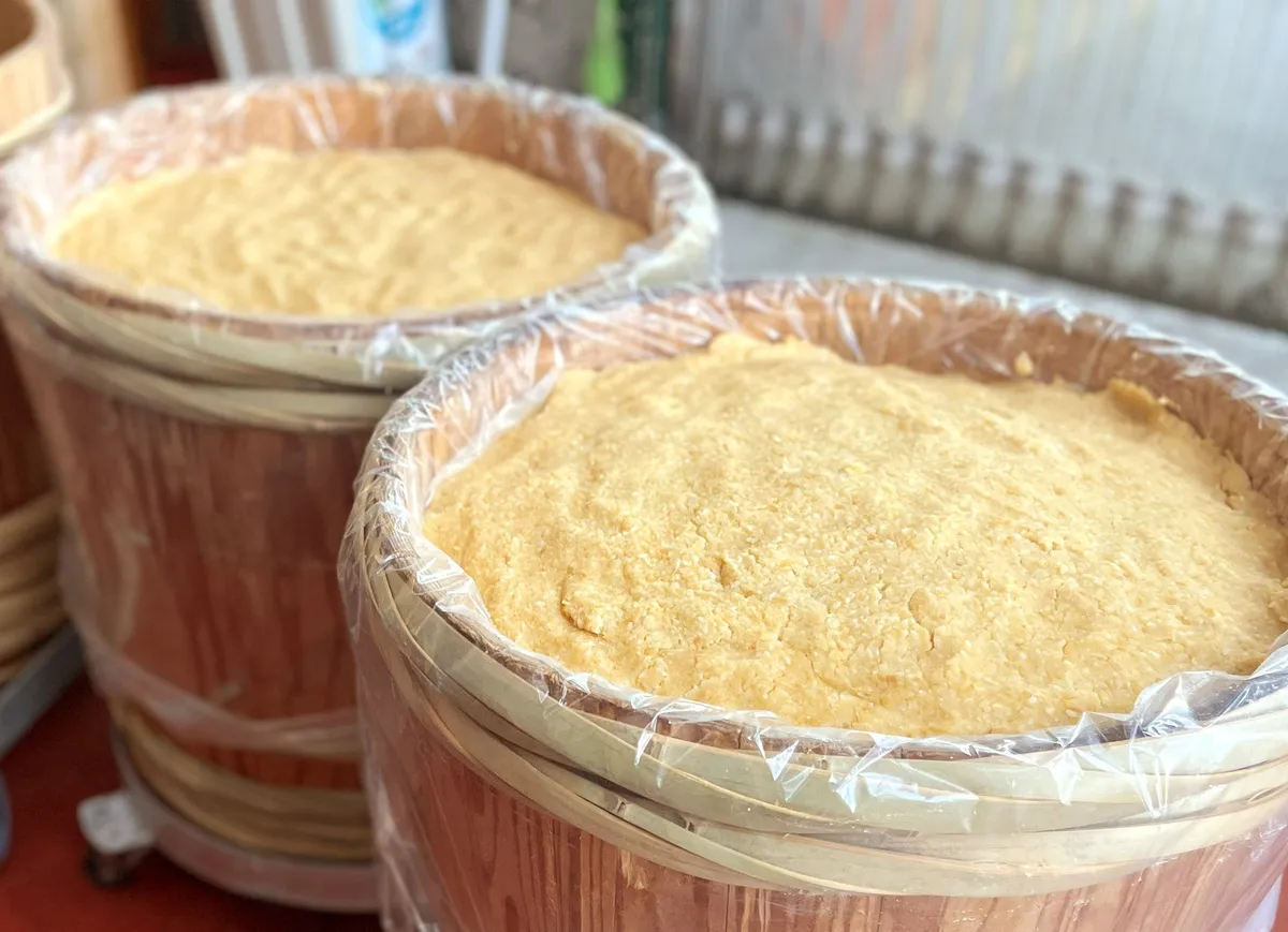 伝統的な木桶で仕込まれた白味噌