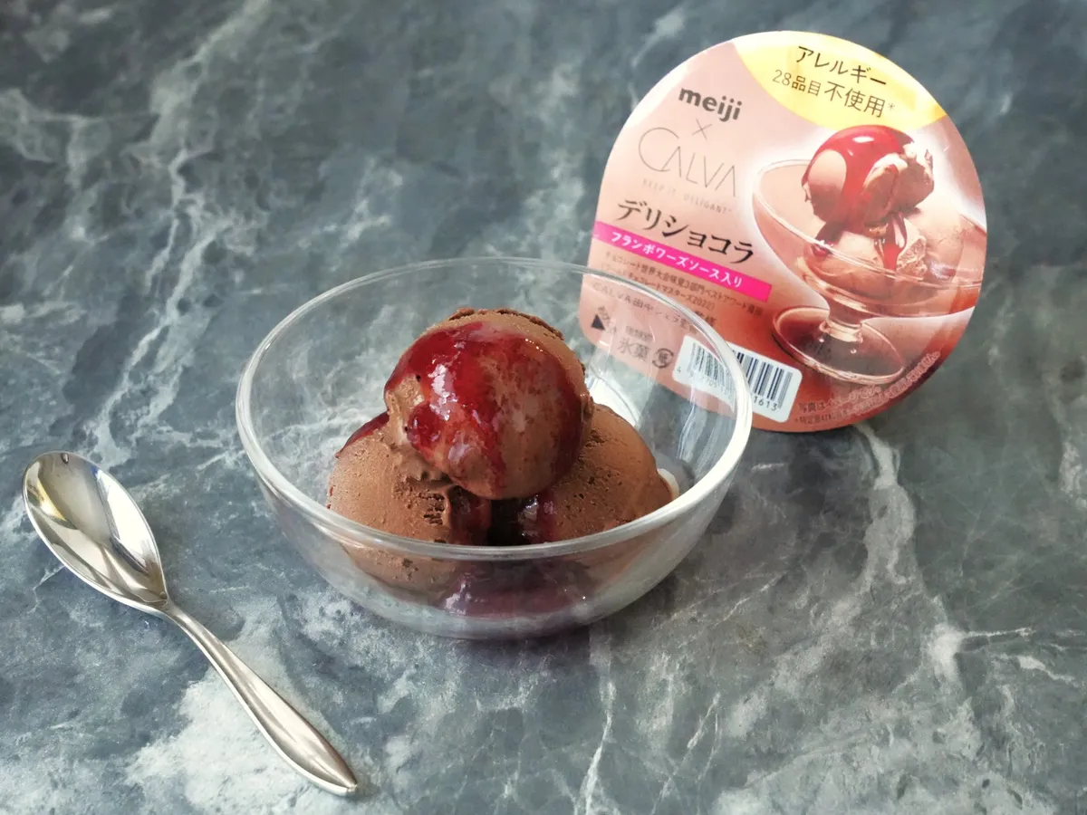 デリショコラのパッケージとガラスボウルに盛られたアイス