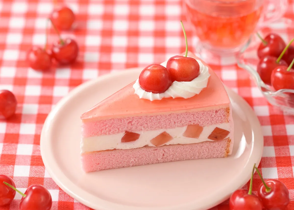 ピンク色のスポンジと国産さくらんぼが可愛らしいショートケーキ