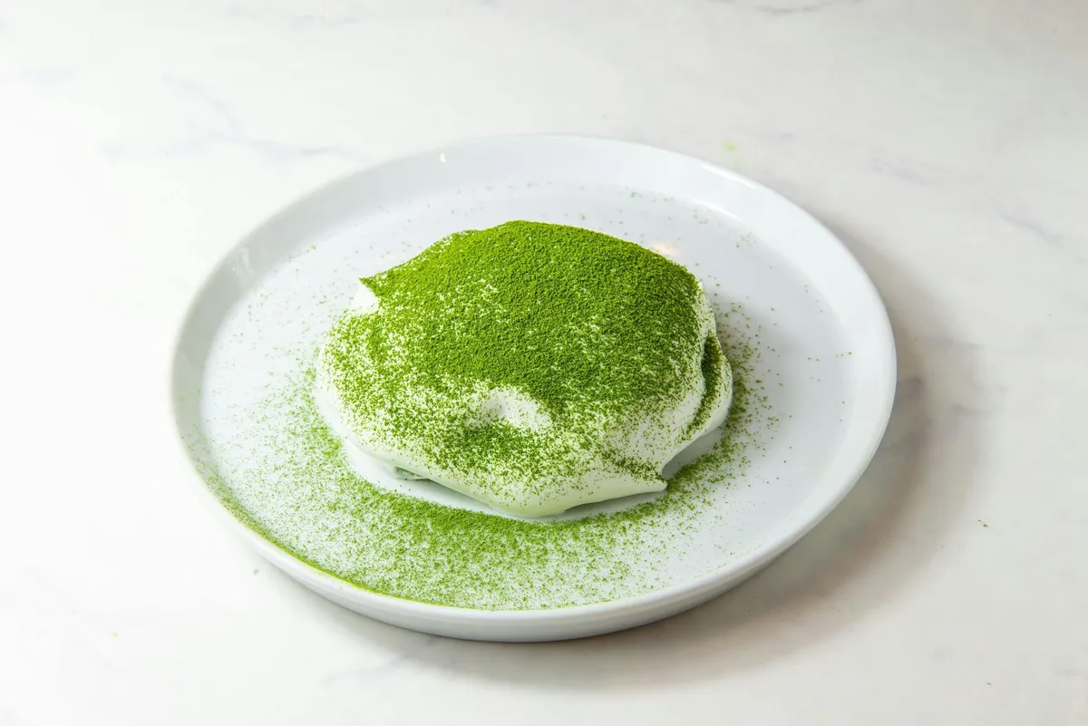 抹茶のつくりたてティラミス。真っ白なクリームの上に鮮やかな抹茶パウダーがたっぷりとかかっています。