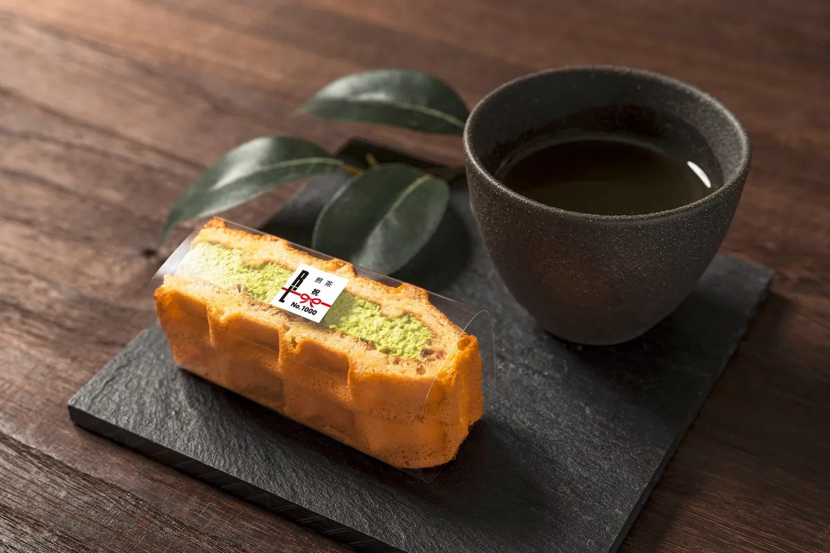 煎茶のワッフルケーキと温かいお茶で楽しむティータイム