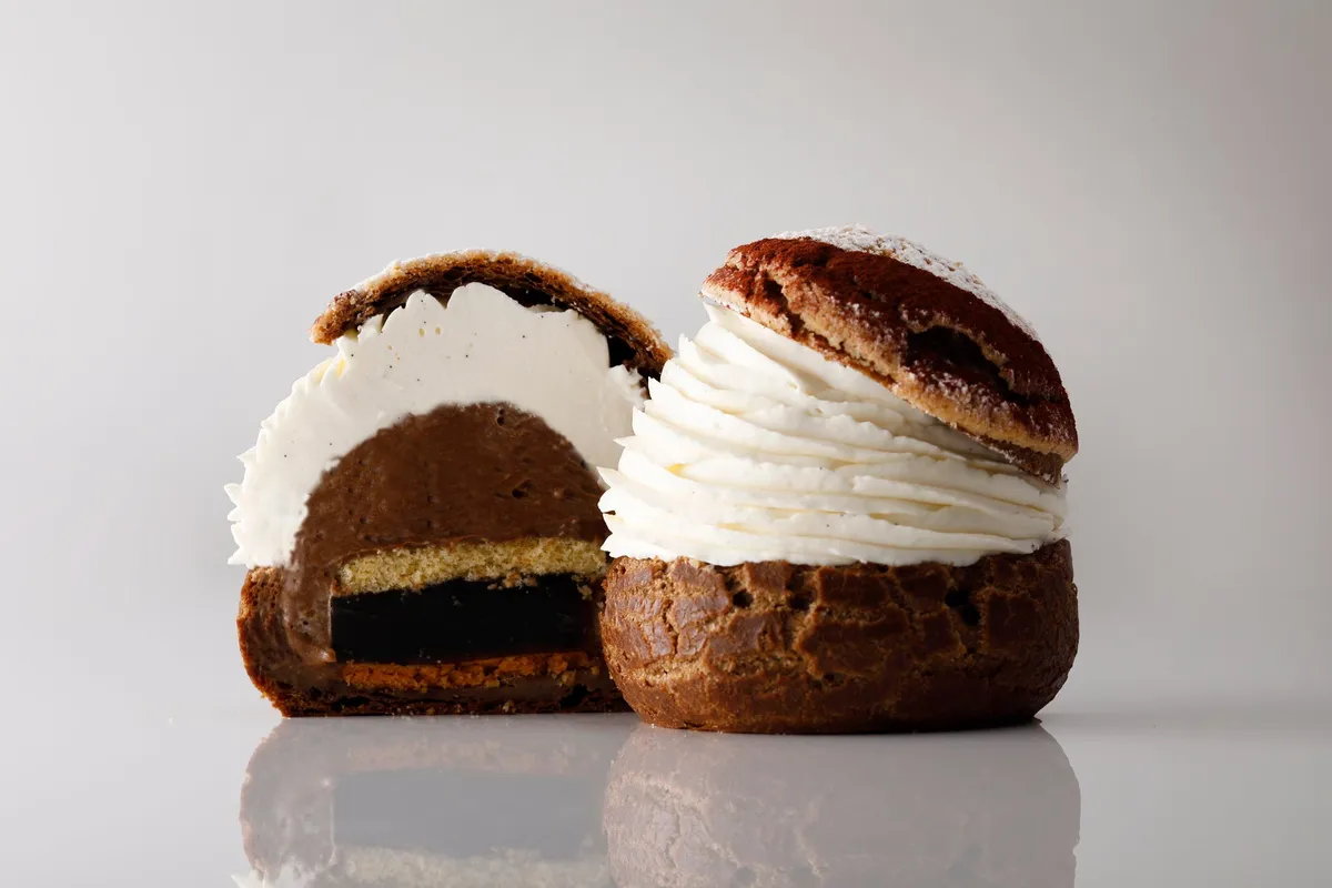 ティラミスシュークリームの断面。美しい層になったクリームとジュレが食欲をそそる