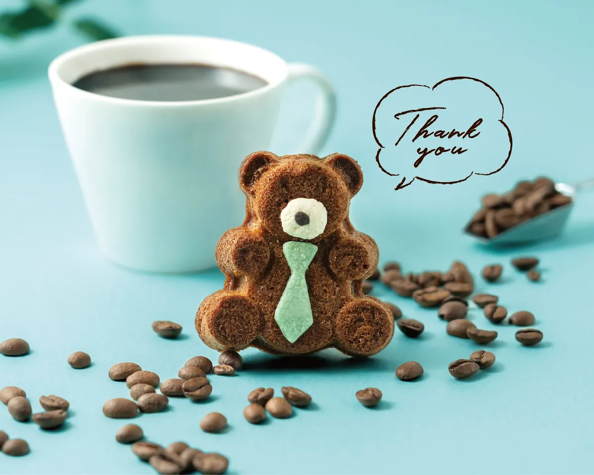 ネクタイを締めたクマ型のコーヒーフィナンシェとコーヒー