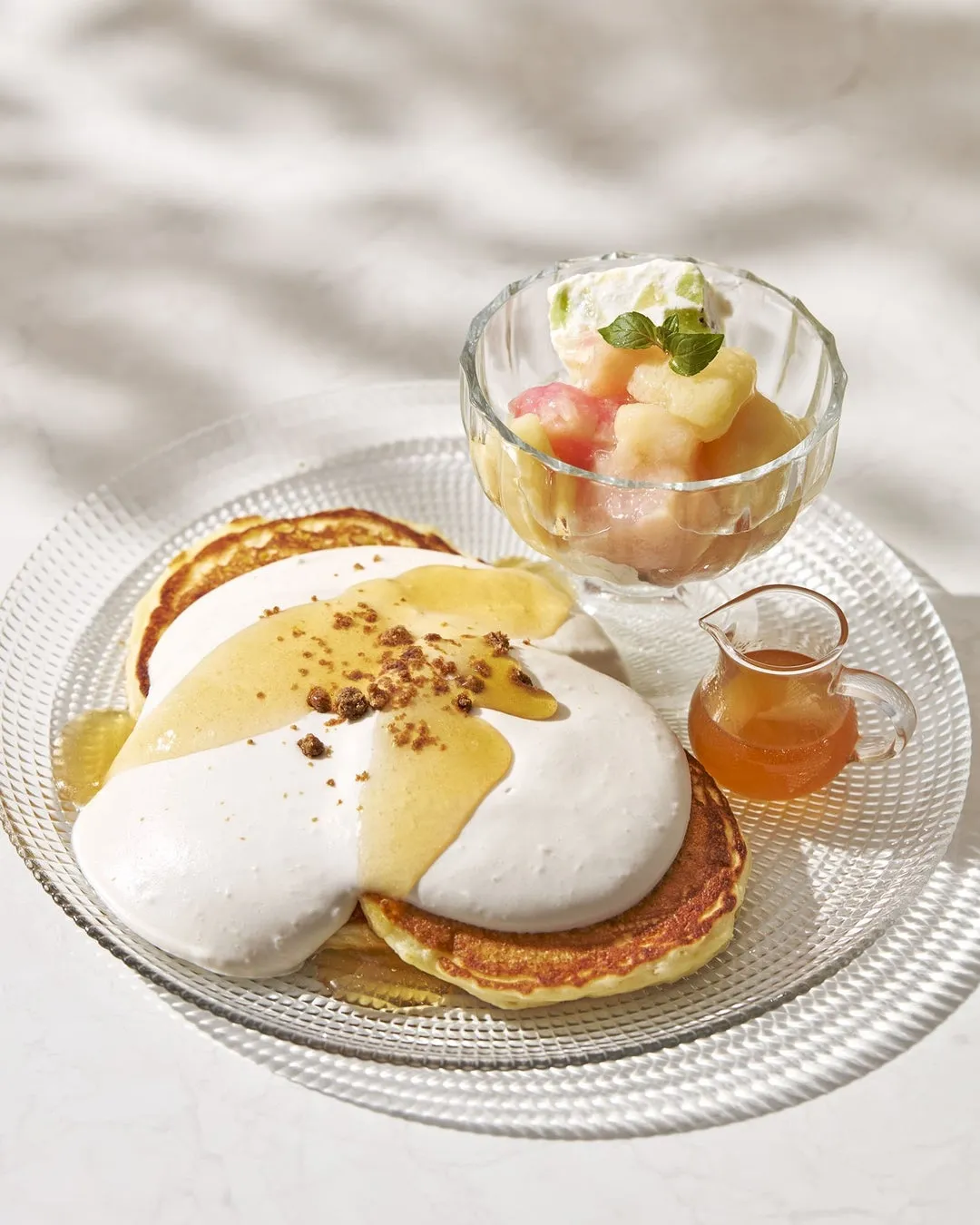 白桃烏龍茶とフルーツアイスのティークリームパンケーキ