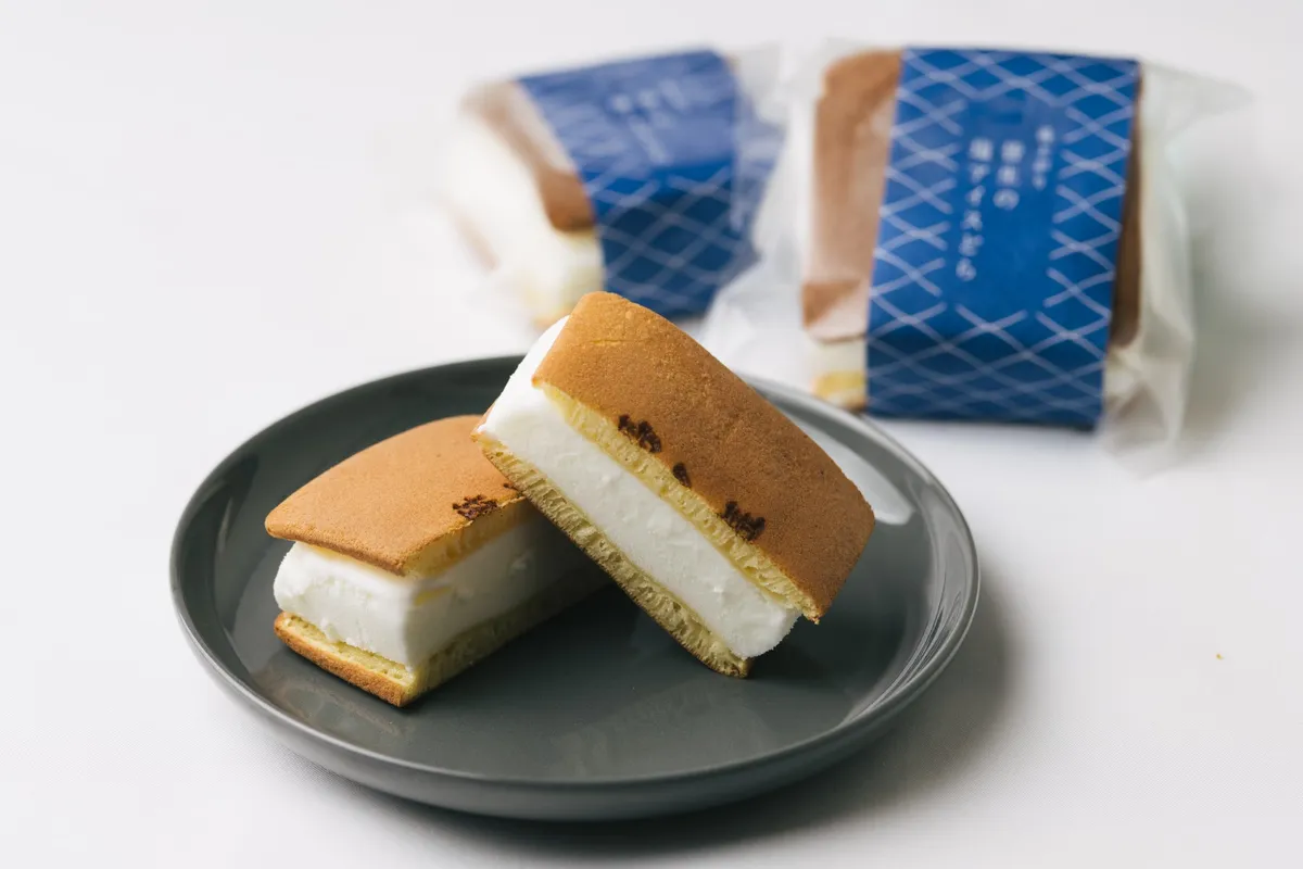 断面から溢れる真っ白で濃厚なミルクアイスのクロースアップ